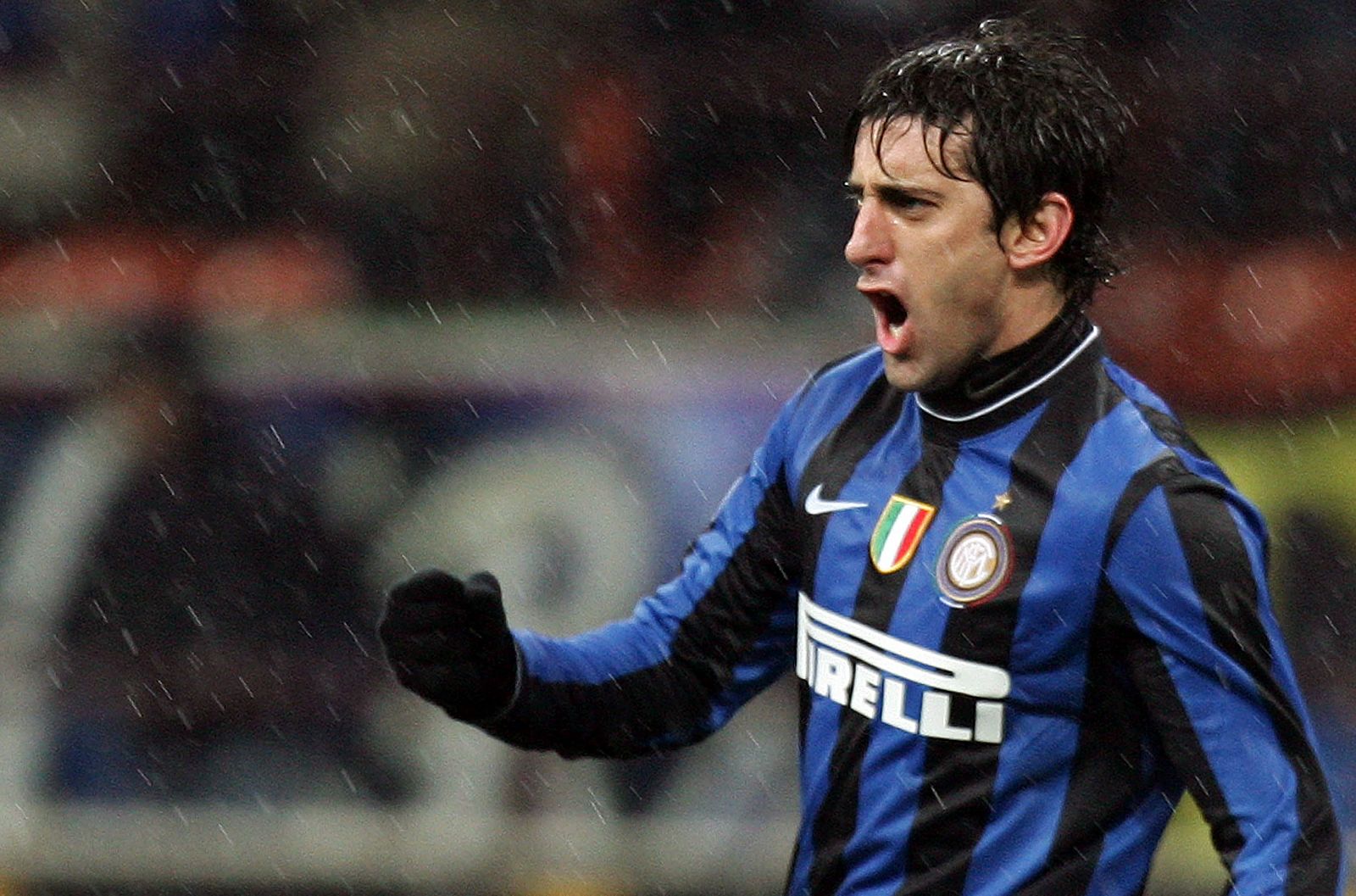 El delantero del Inter de Milán, el argentino Diego Alberto Milito, celebra su gol ante el AC Siena