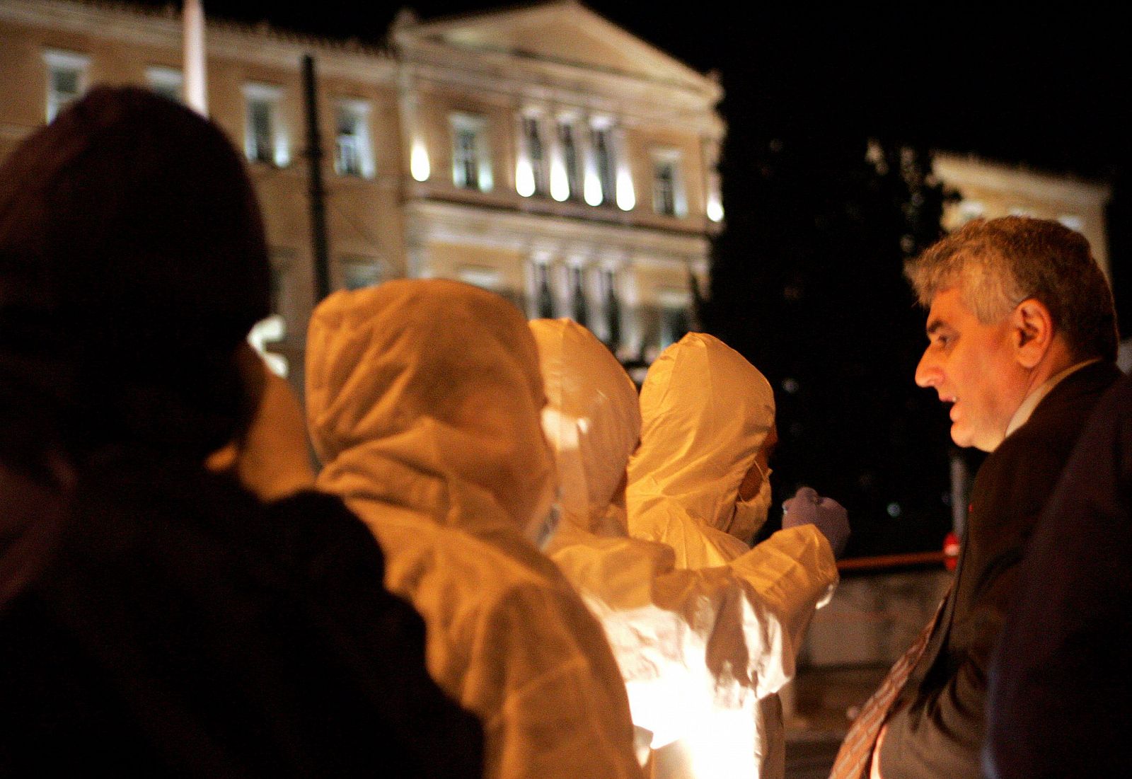 La policía busca evidencias tras la explosión junto al Parlamento.