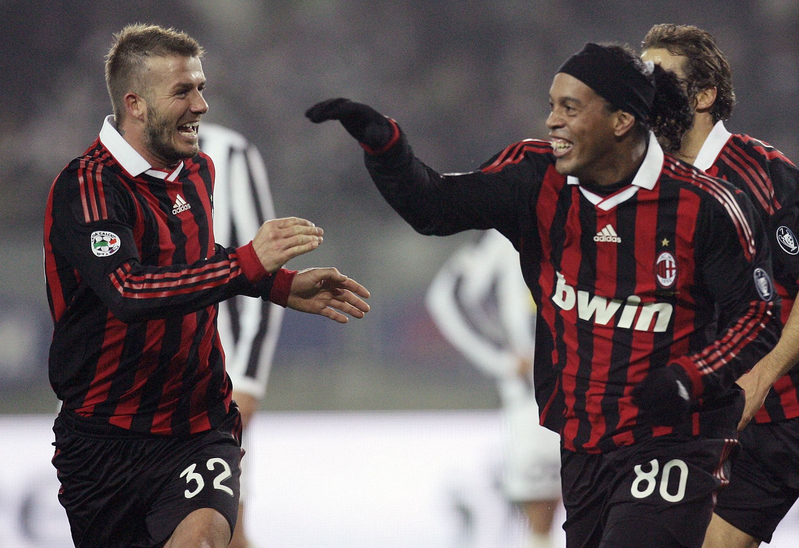 Ronaldinho celebra con Beckham el segundo gol en Turin