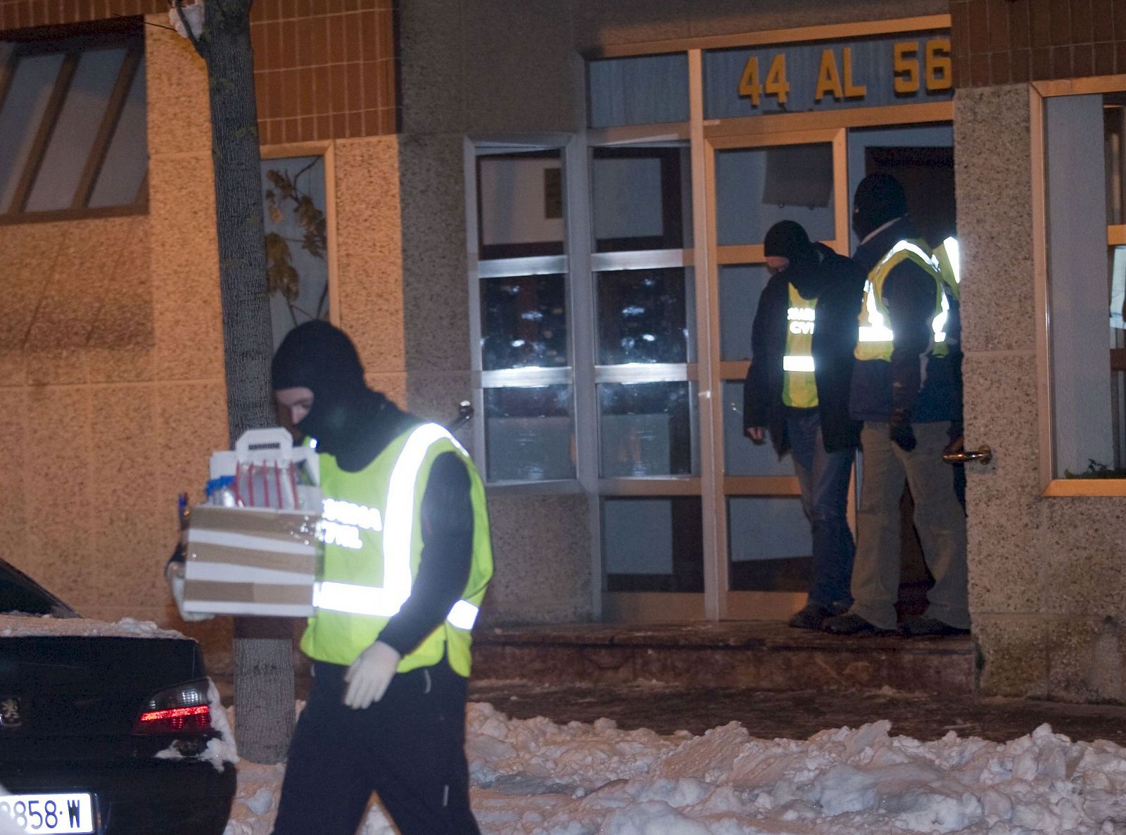 Agentes de la Guardia Civil registran un piso en Vitoria.