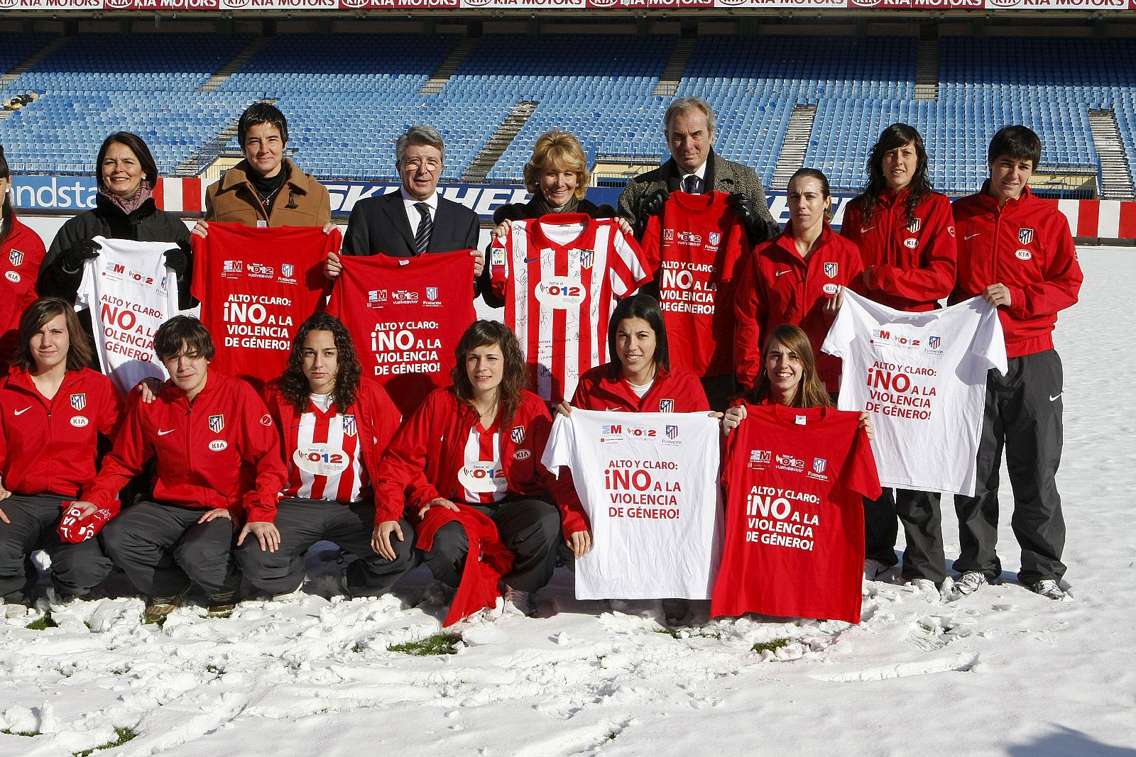 La presidenta madrileña, Esperanza Aguirre, y el presidente del Atlético de Madrid, Enrique Cerezo, junto al director del Consejo Asesor del Observatorio Regional de la Violencia de Género, Jesús Neira