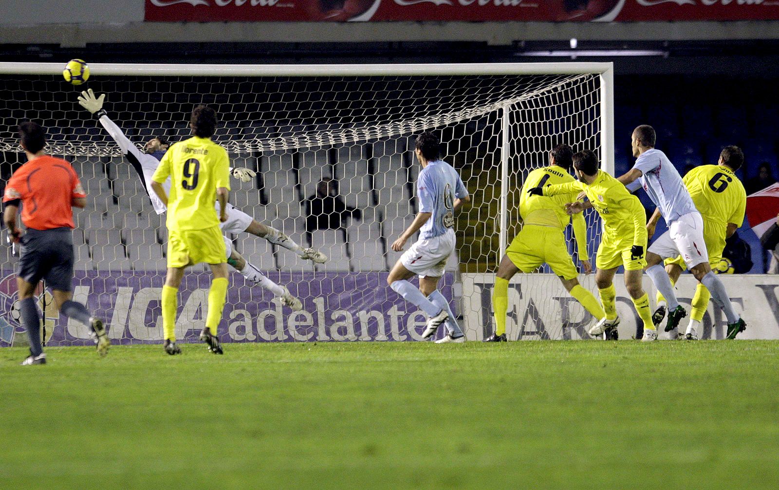 El portero del Villarreal Diego López encaja el gol del Celta de Vigo en el partido de ida.