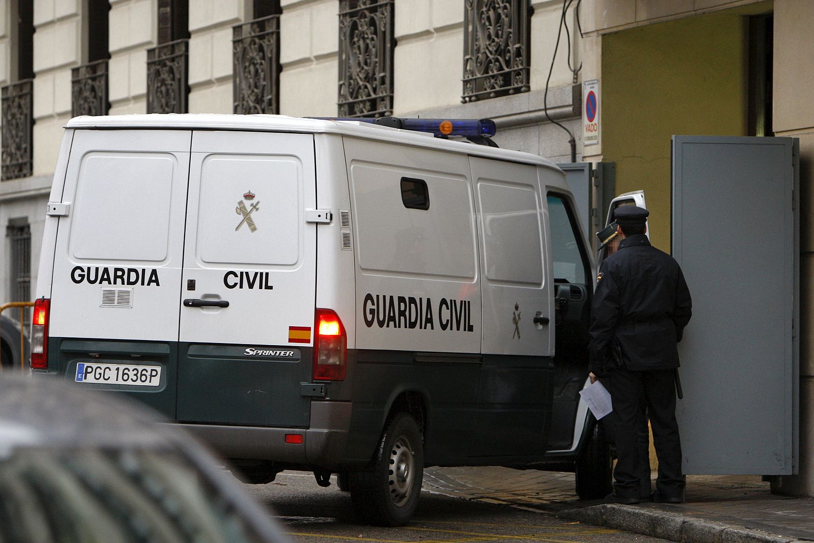 Un furgón de la Guardia Civil traslada a la Audiencia Nacional a Pedro María Olano