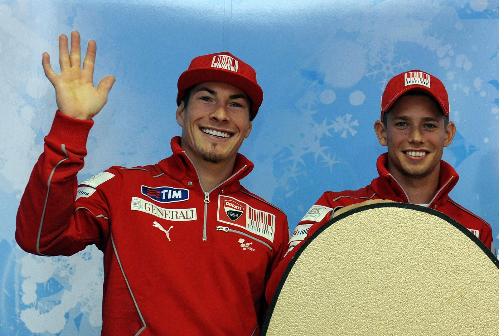 Nicky Hayden y Casey Stoner posan para los fotógrafos en el "Wroom" de Ducati y Ferrari en Madonna di Campiglio, Italia.