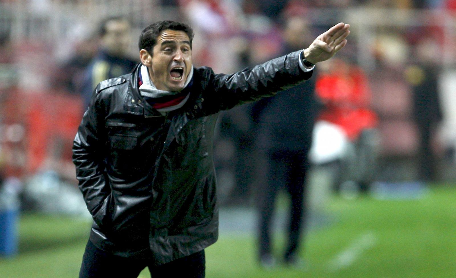 El entrenador del Sevilla, Manolo Jiménez, da instrucciones a sus jugadores durante el transcurso del partido contra el Racing de Santander.