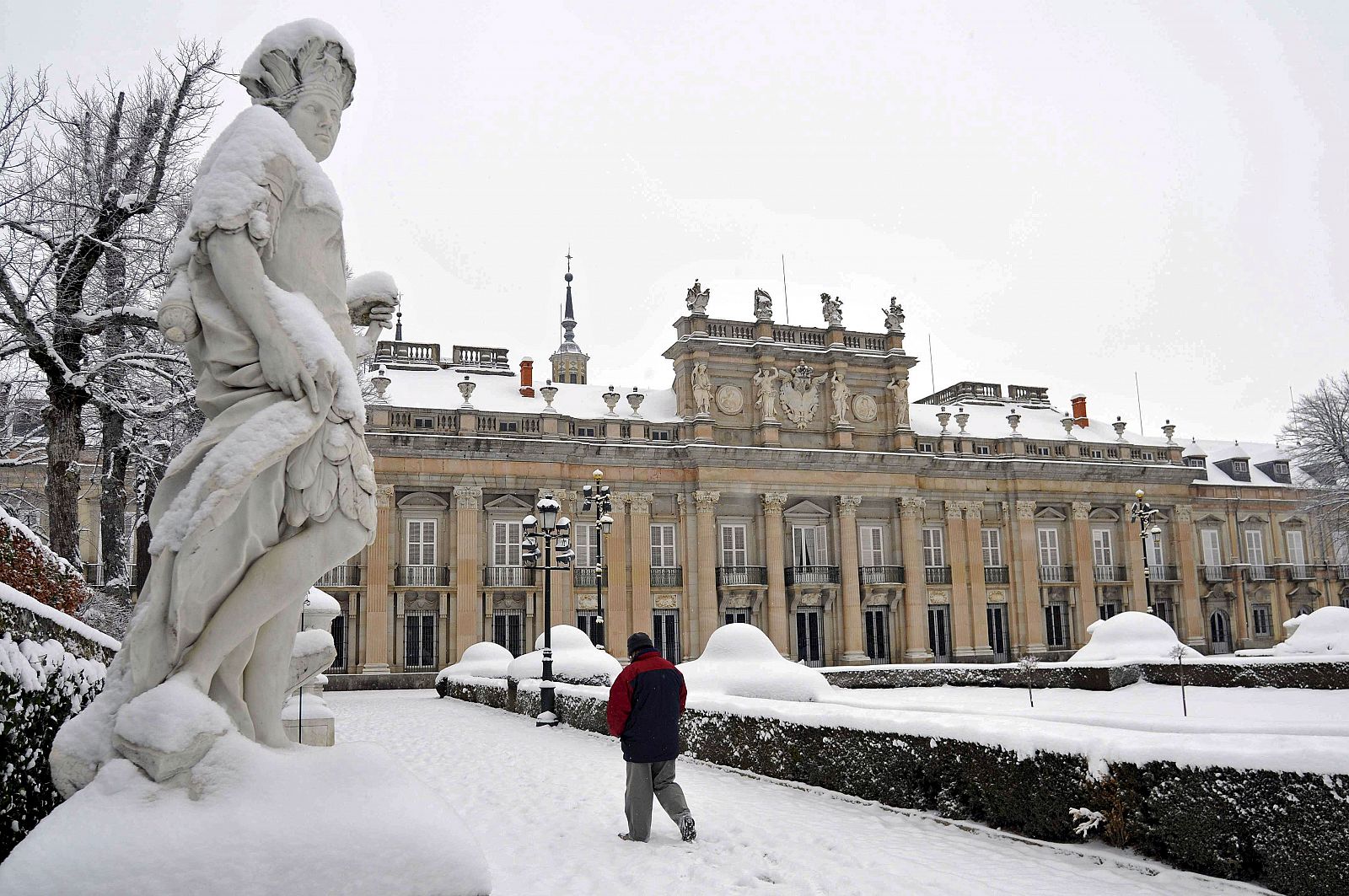 El Centro Nacional de Convenciones en La Granja nevado antes de la reunión de Ministros para Europa que comienza este miércoles.