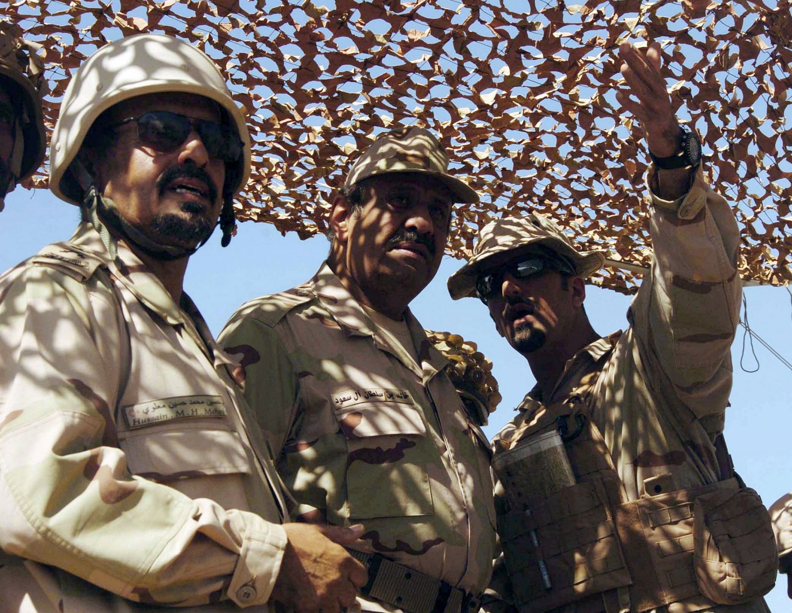 El príncipe saudí Khaled, con soldados árabes en la frontera.