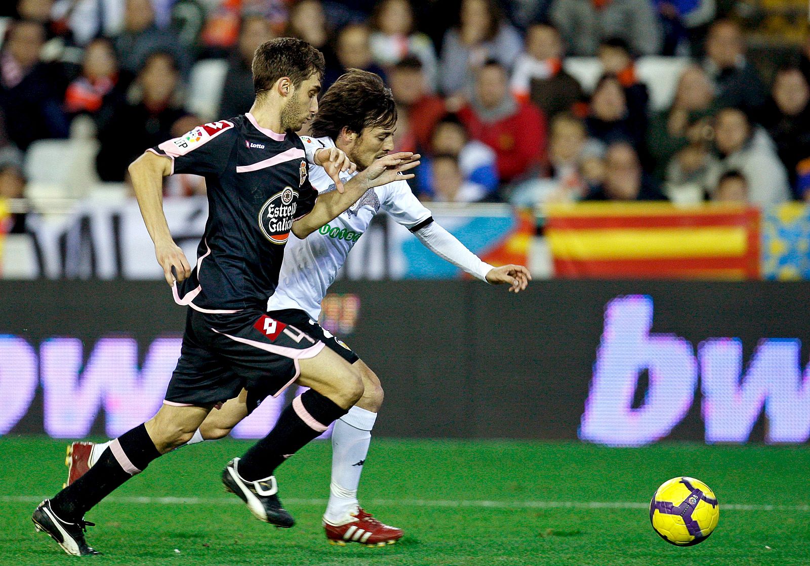 Silva (Valencia) y 'Piscu' (Deportivo) se disputan un balón en el partido de ida de octavos.