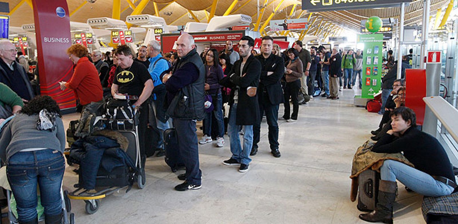 Pasajeros esperan su turno en la zona de facturación de la T4 del aeropuerto de Barajas