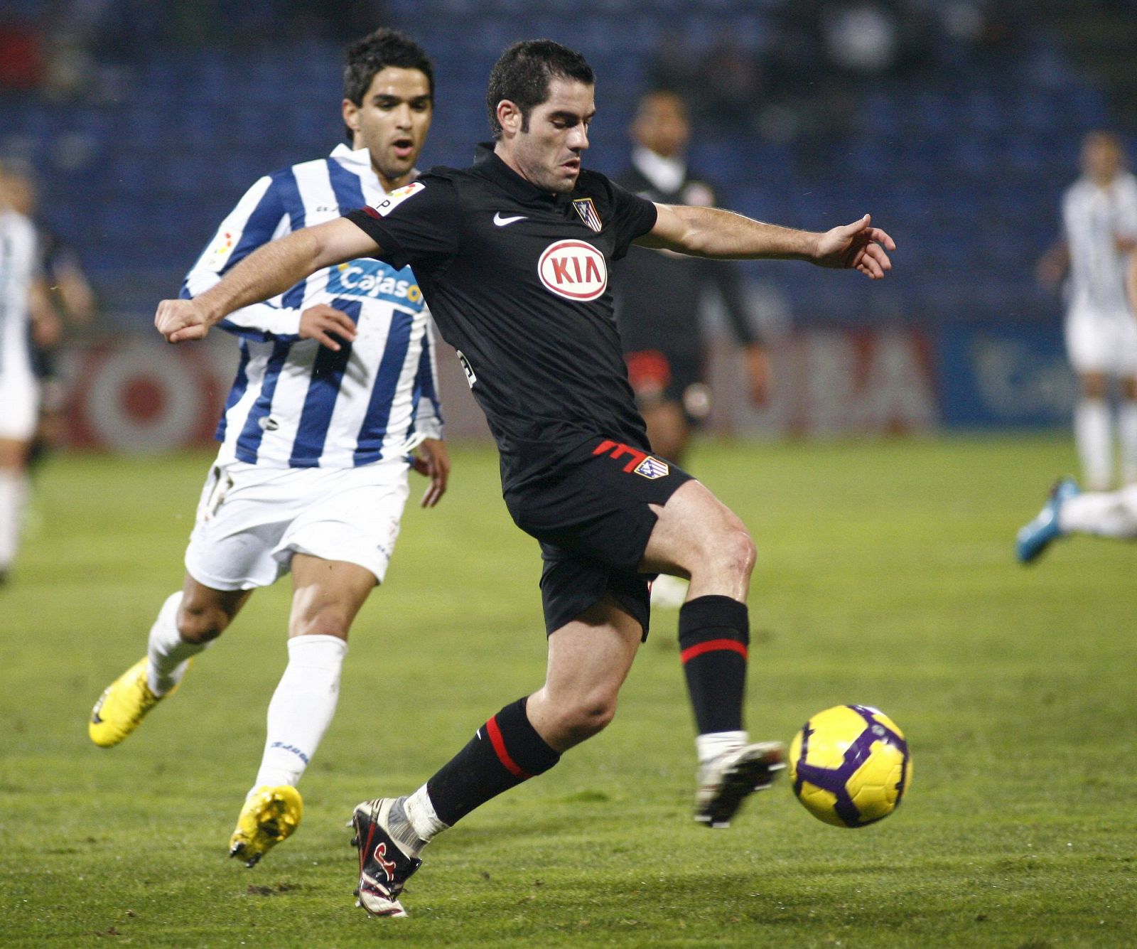 Antonio López (Atlético) pelea un balón con el portugués Candeias (Recreativo) en la ida.