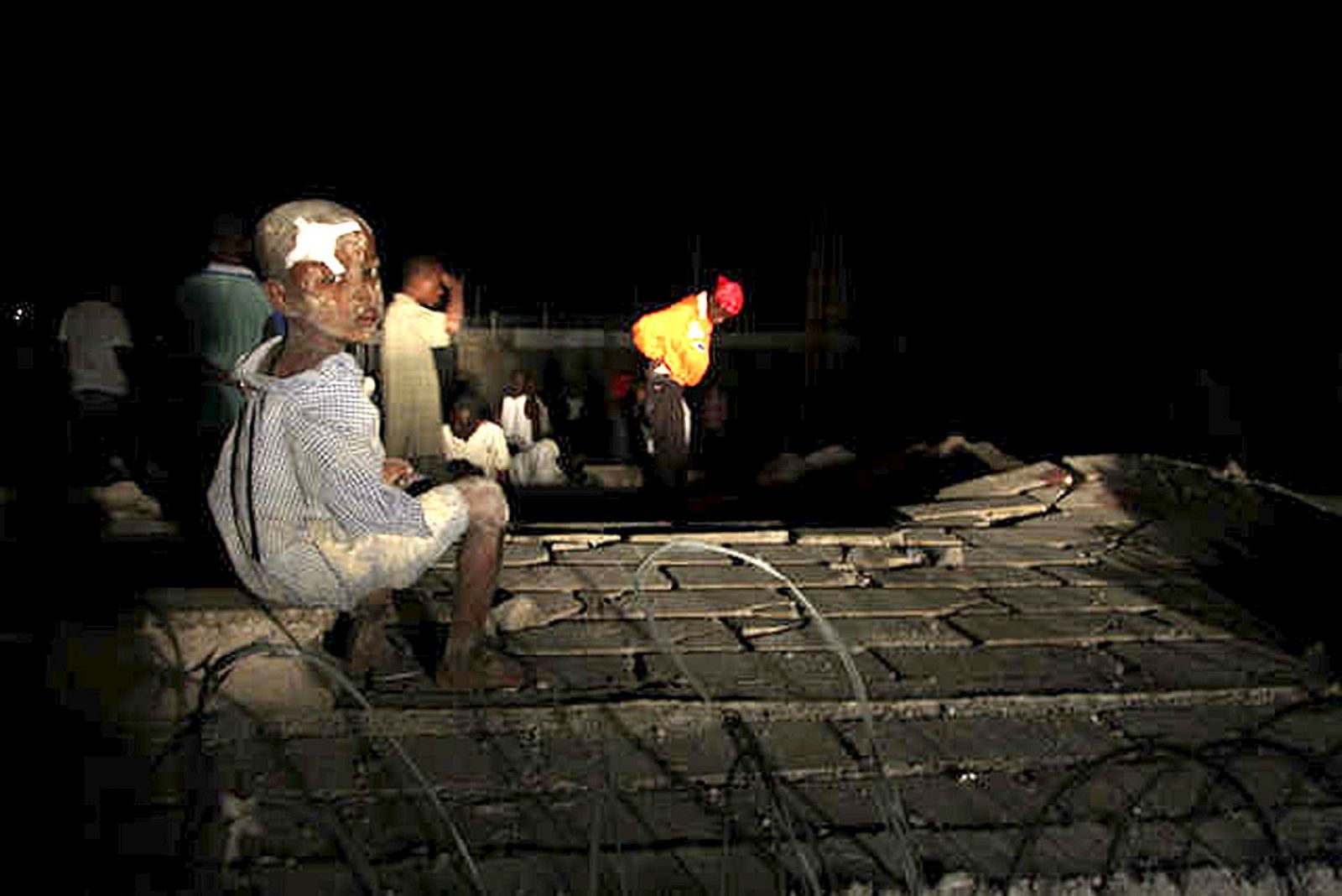 Un niño herido en el terremoto de Haití