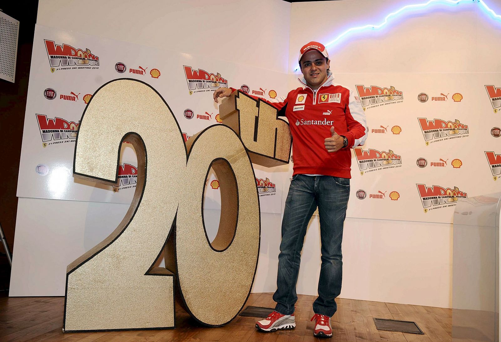 El piloto brasileño de Ferrari, Felipe Massa antes de la rueda de prensa que ha ofrecido en la localidad italiana de Madonna Di Campiglio.