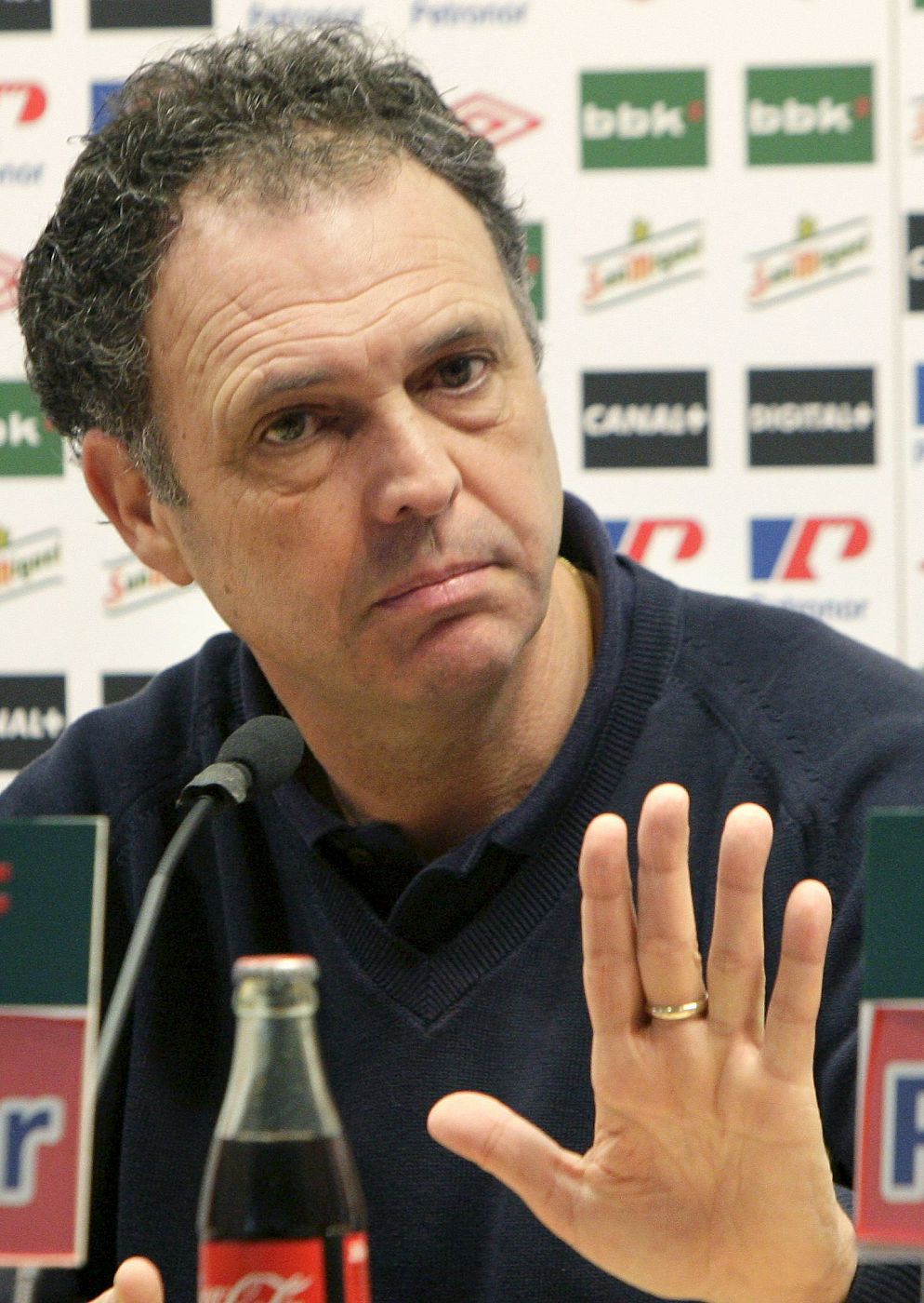 El entrenador del Athletic Club de Bilbao, Joaquín Caparrós, durante la rueda de prensa posterior al entrenamiento realizado en las instalaciones de Lezama.