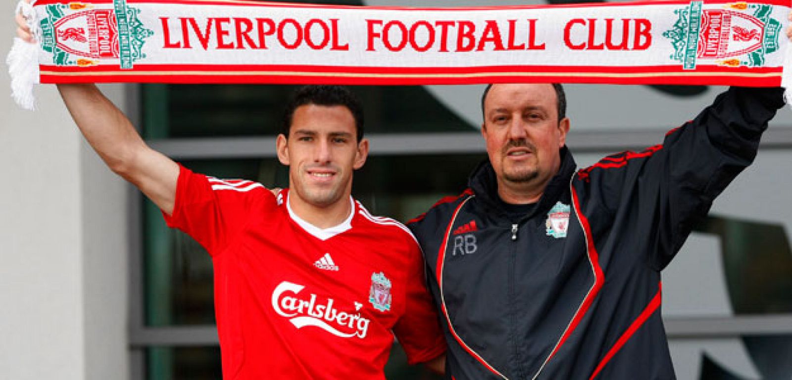 Maxi Rodríguez en su presentación en Anfield junto a Rafa Benítez.