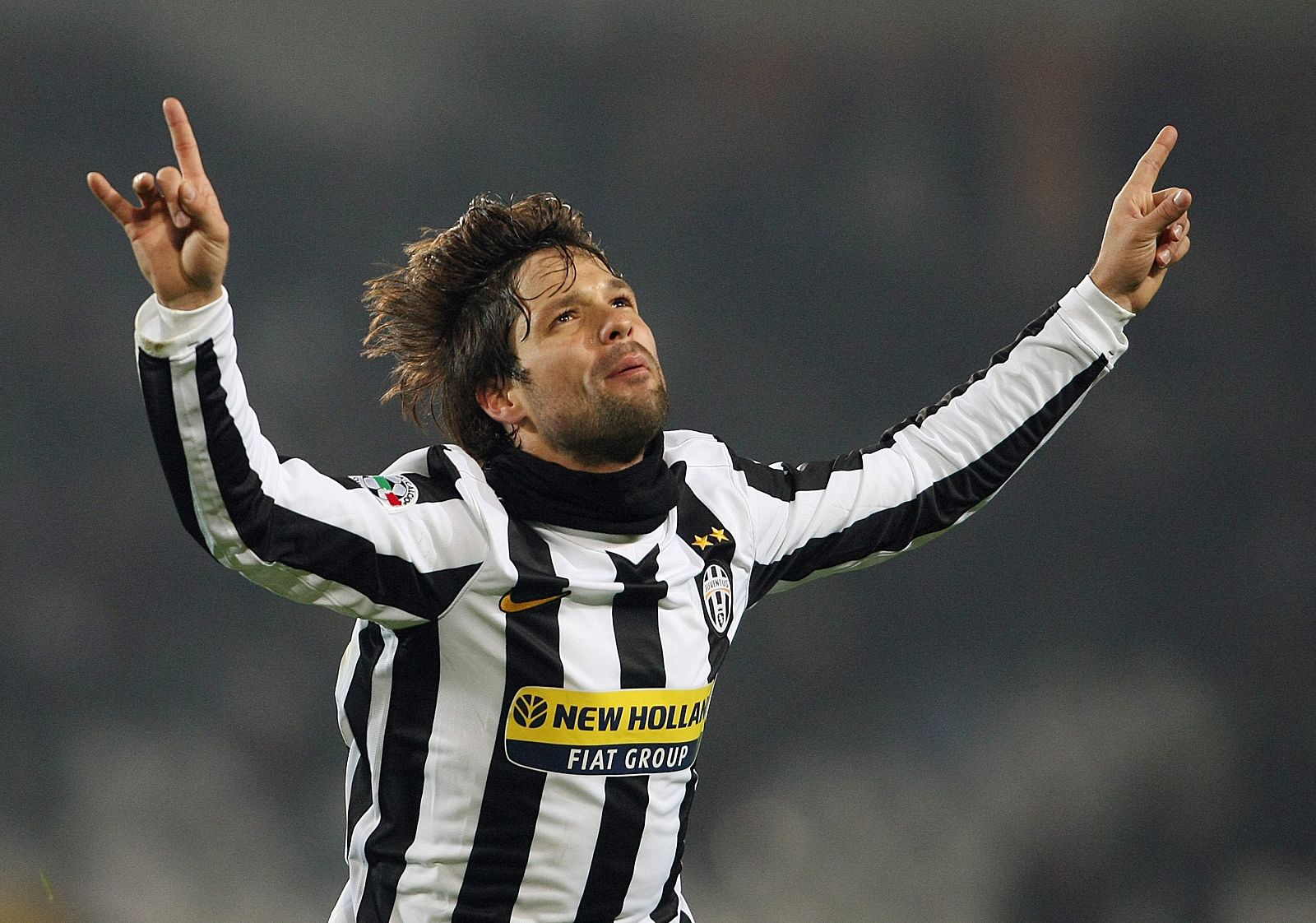 El jugador del Juventus Diego Ribas Da Cunha celebra tras anotarle un gol al Nápoles.