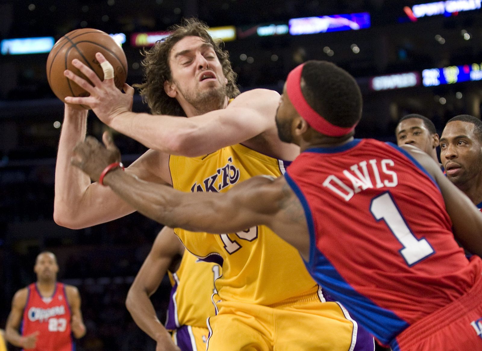 El jugador español de los Lakers, Pau Gasol, disputa el balón con Baron Davis de los Clippers.