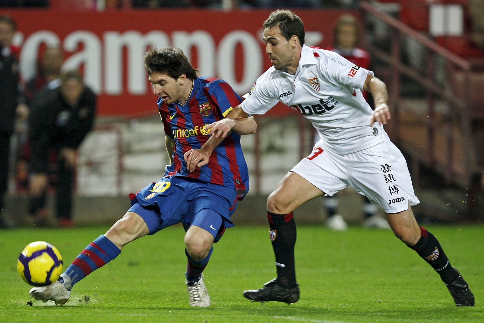 El delantero argentino del Barcelona, Leo Messi, controla el balón ante Fernando Navarro, del Sevilla.