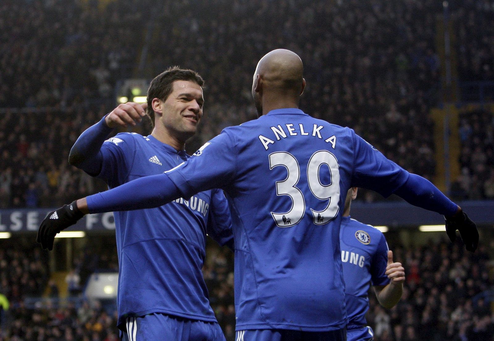 Anelka celebra uno de los siete goles al Sunderland con Ballack