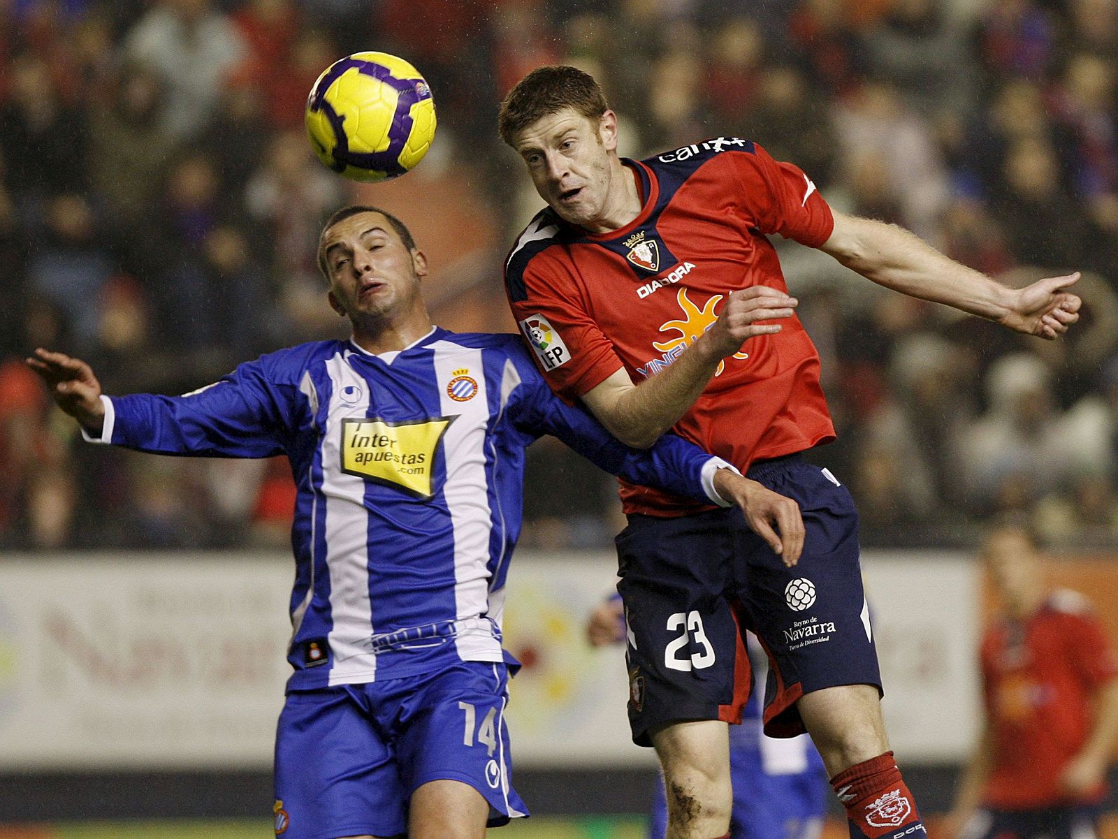 Ben Sahar (Espanyol) trata de zafarse de Sergio Fernández (Osasuna)