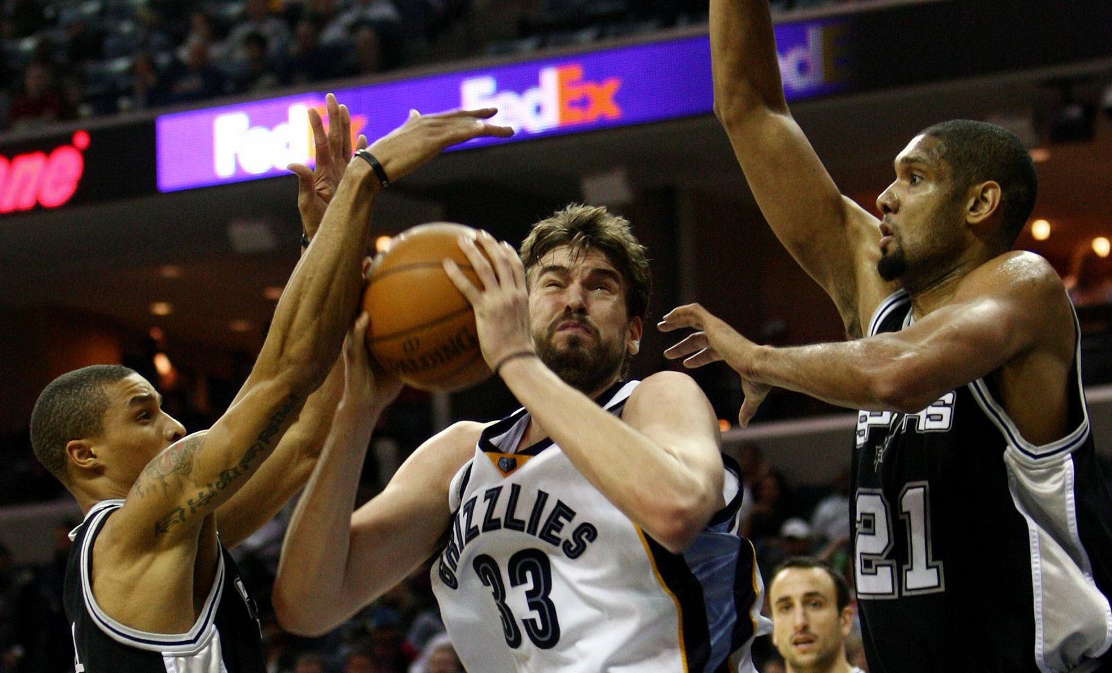 El jugador de los Grizzlies de Memphis, Marc Gasol , disputa el balón con George Hill y Tim Duncan de los San Antonio Spurs.