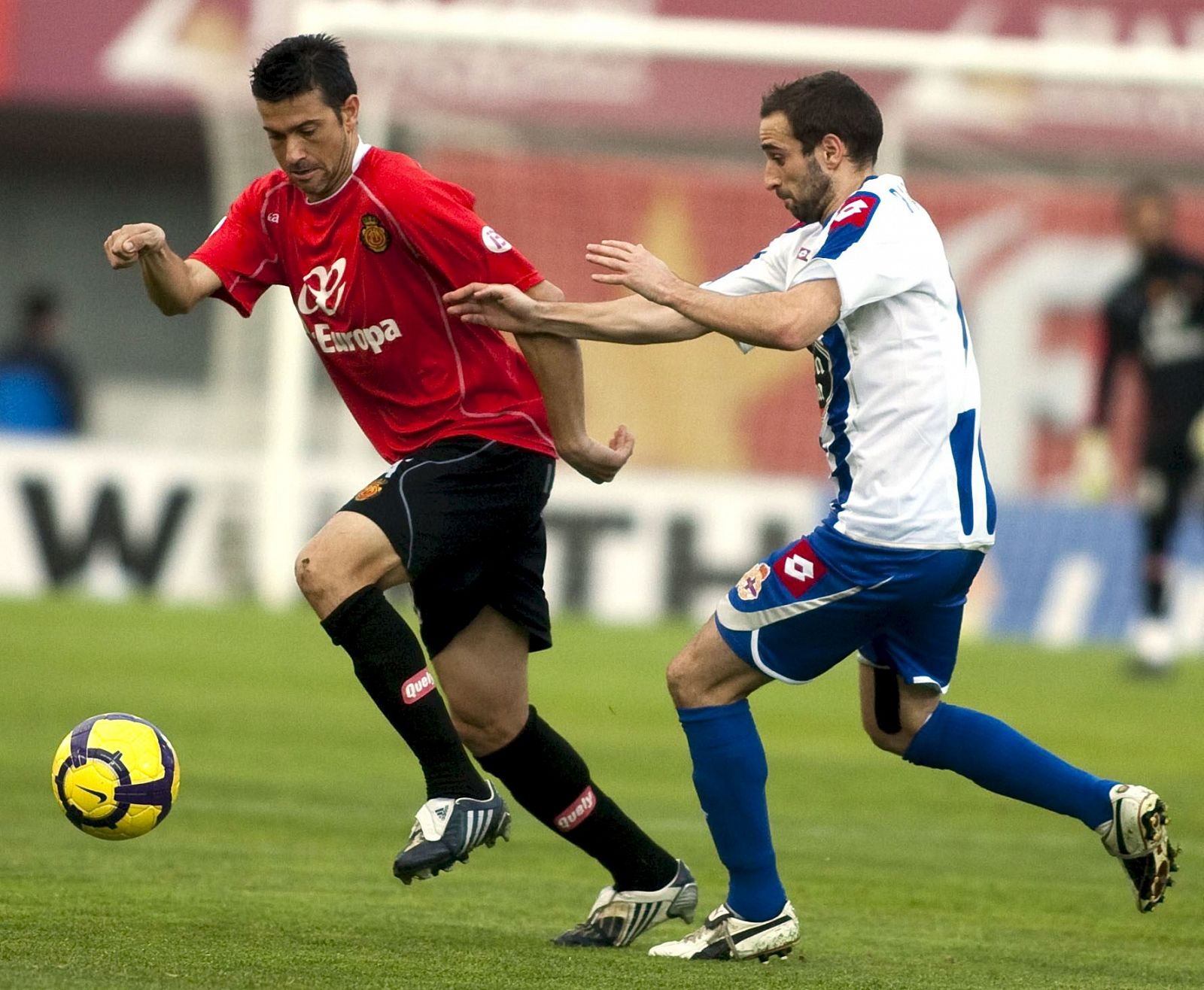 Pep Martí (Mallorca) disputa un balón con el deportivista Pablo Álvarez.