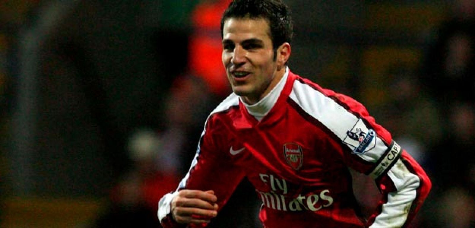 Cesc Fabregas celebra tras marcar un gol al Bolton Wanderers durante el partido de Premier League.