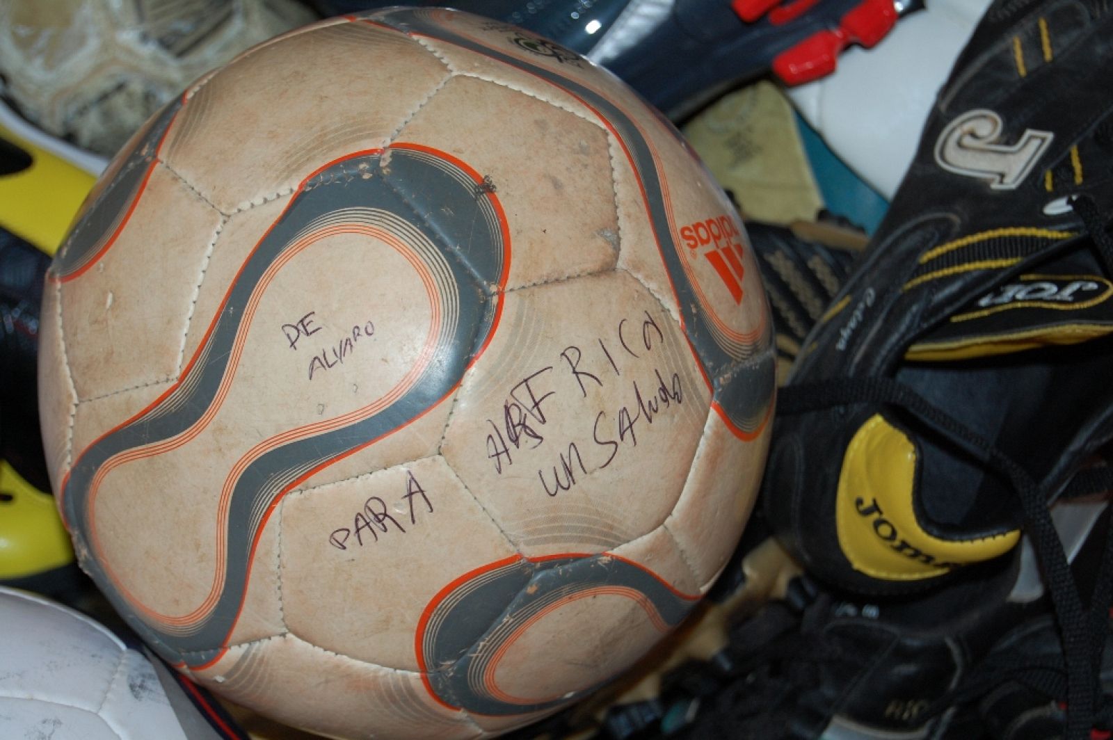 Uno de los balones donados a Play4África en Mestalla