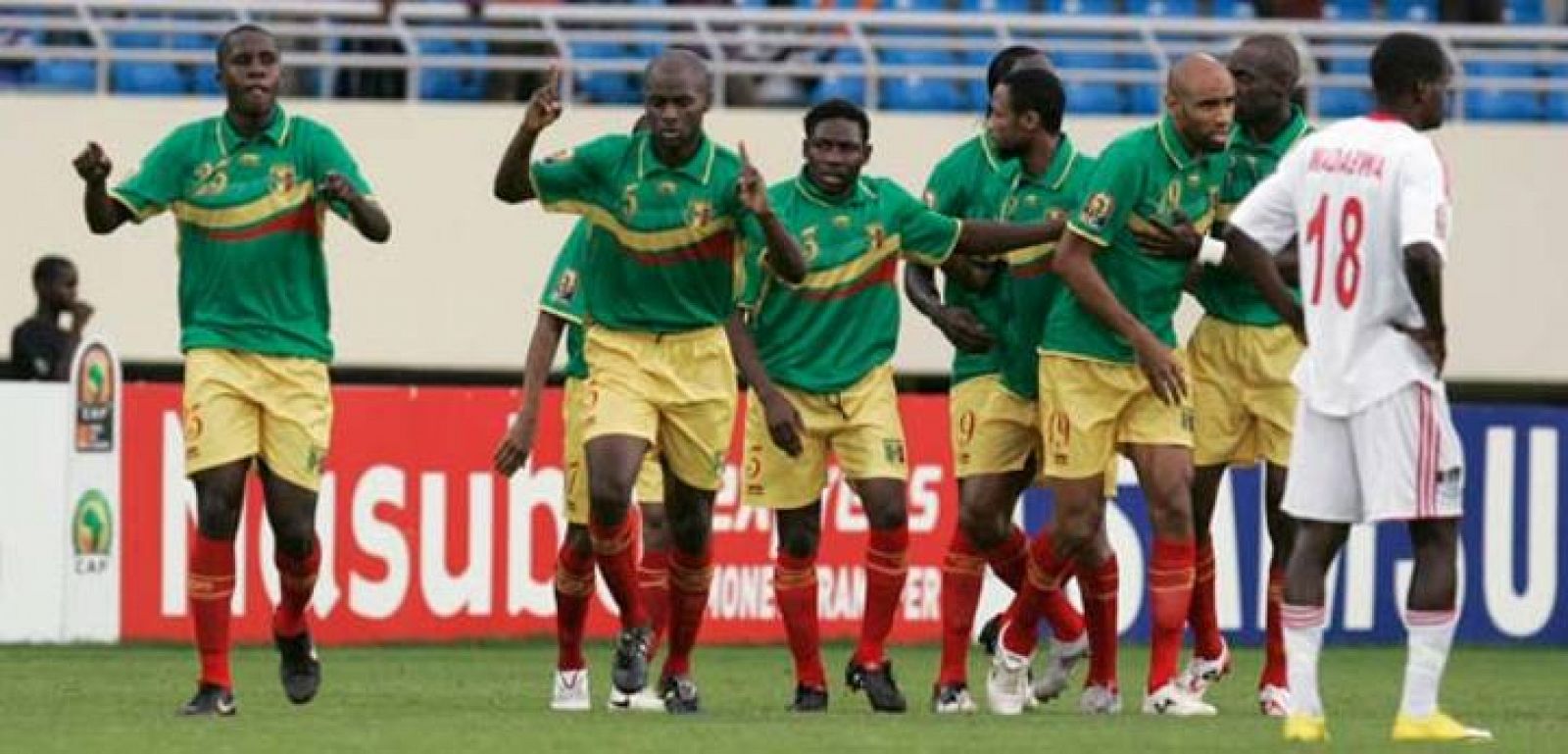 Los jugadores de la selección de Mali celebran uno de los tantos anotados a Malawi.