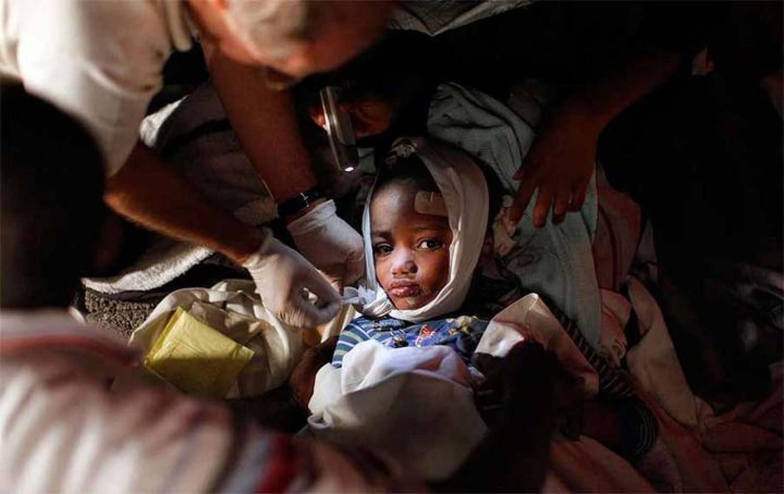 Una niña herida recibe atención médica en Puerto Príncipe
