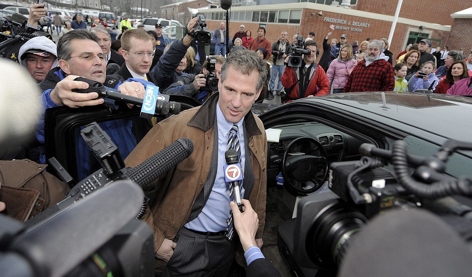 El republicano Scott Brown tras votar en su colegio de Massachusetts.