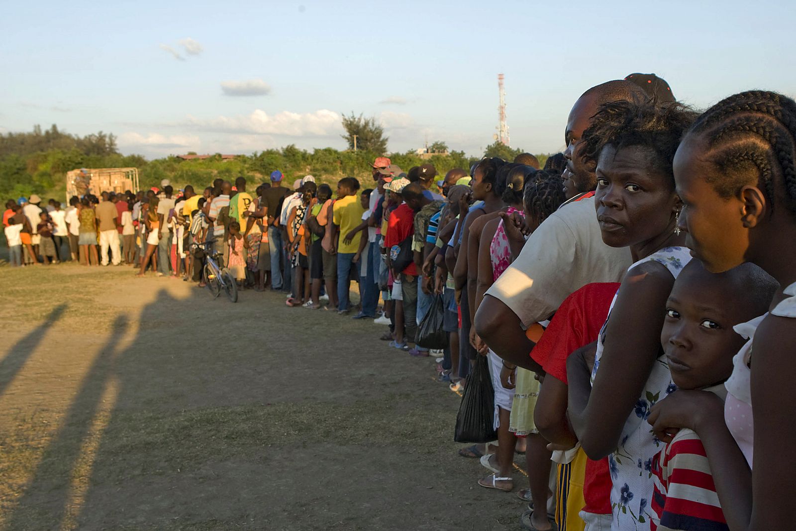 Desplazados hatianos hacen cola en un punto de distribución de la ONU.