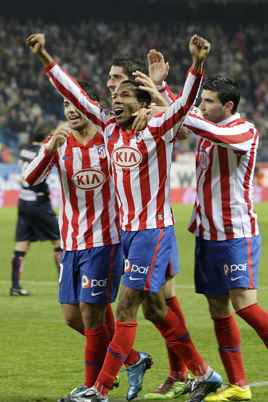 Los jugadores del Atlético de Madrid celebran el gol del brasileño Paulo Assunçao ante el Sporting.