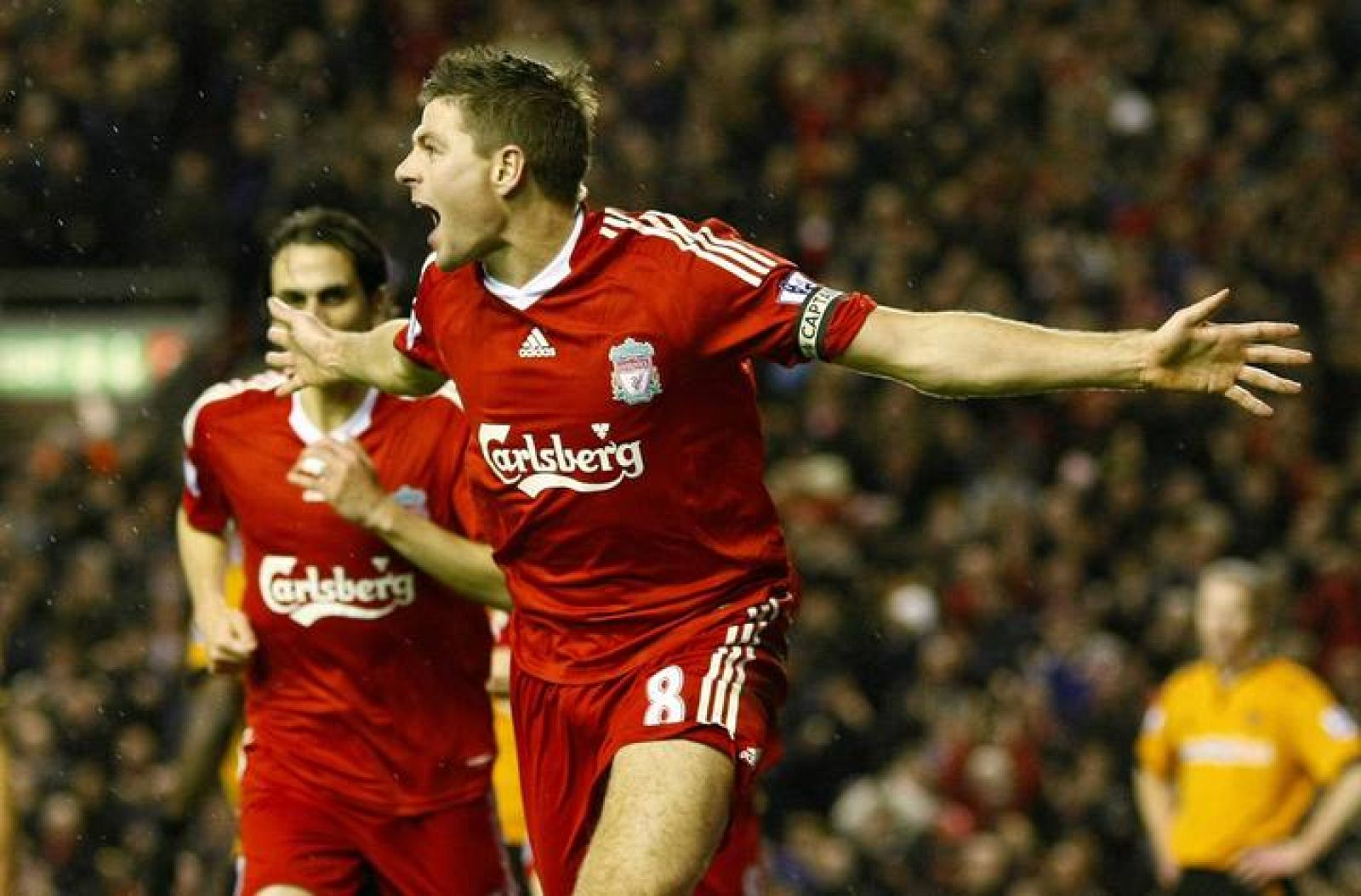 Gerrard niega los rumores de su marcha del Liverpool.