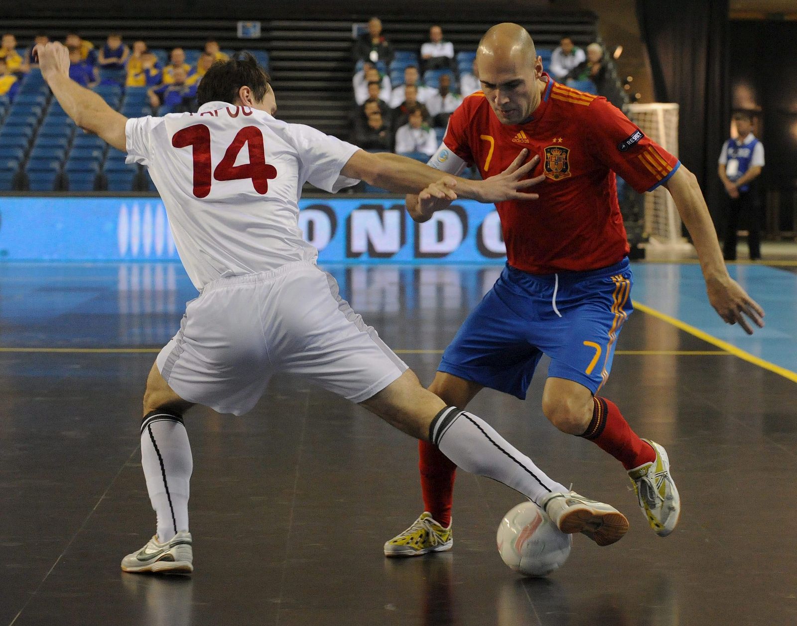 Alexey Popov, de Bielorrusia, lucha por el balón con Javier Rodríguez, de la selección española.