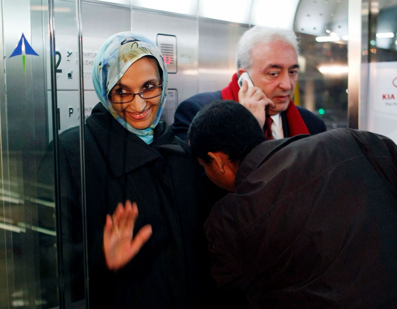 La activista saharaui Aminatu Haidar, a su llegada esta noche al aeropuerto de Barajas.