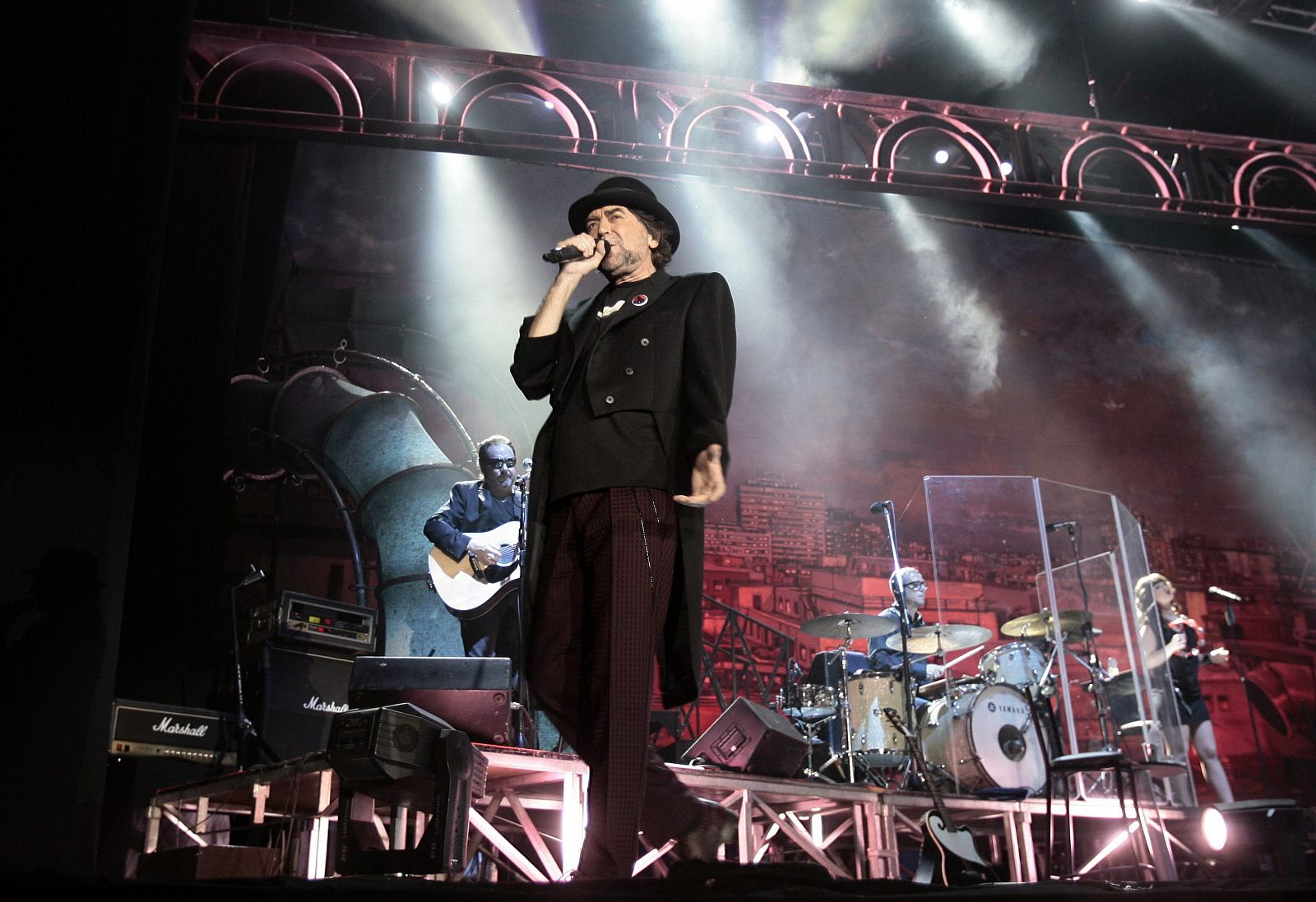 El cantautor español Joaquín Sabina durante su concierto en la Bombonera en el que acompañado de Pereza y Pablo Milanés agotó las 40.000 entradas disponibles.