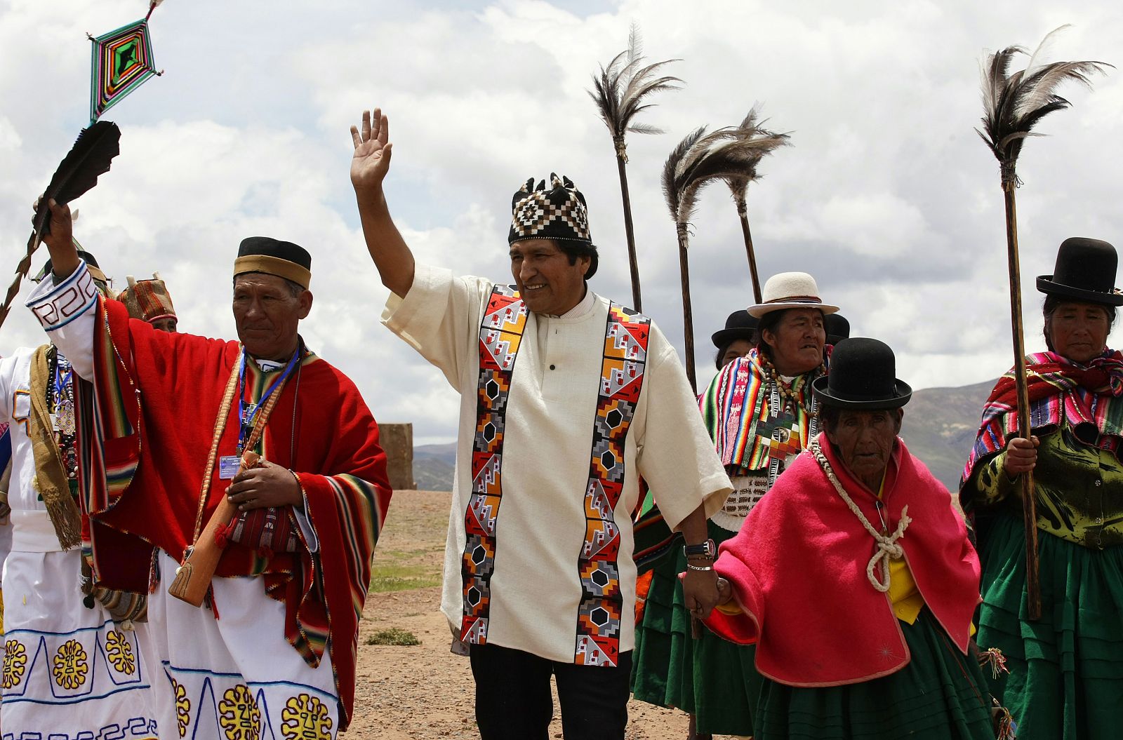 El presidente boliviano, Evo Morales, que viste la túnica ceremonial andina, saluda a la multitud en la pre-inca Tiwanaku.