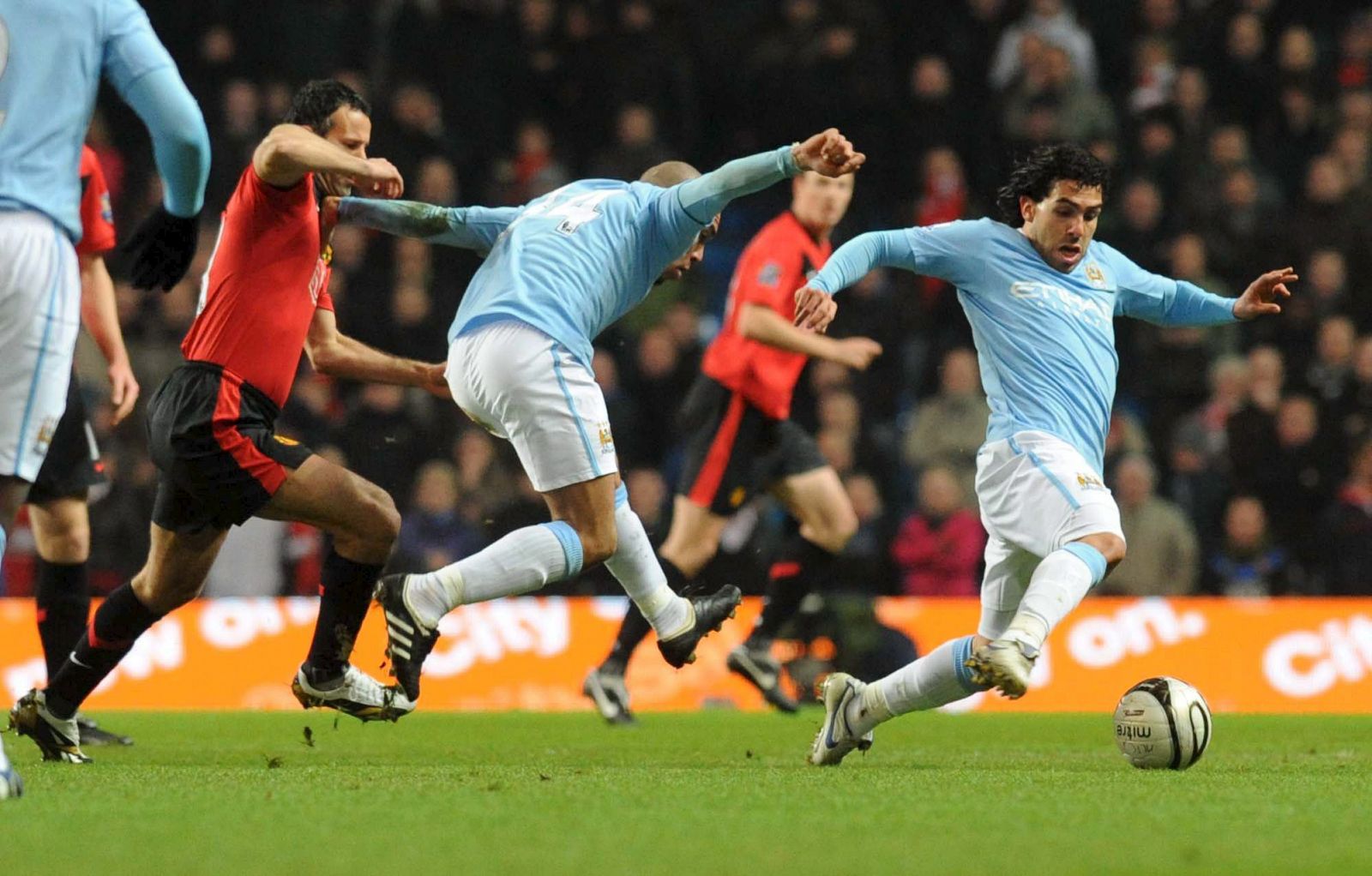 Carlos Tévez fue el protagonista del Manchester City - Manchester United de la Carling Cup.