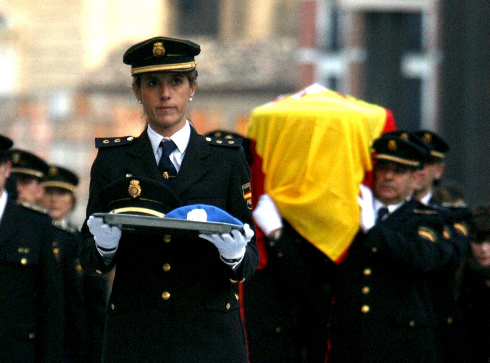 Miembros de la Policía Nacional portan el féretro con los restos mortales de la subinspectora de la Policía Nacional Rosa Crespo.