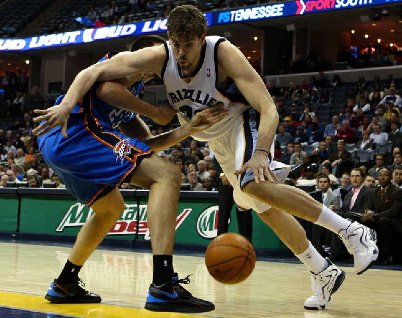 Marc Gasol logró 15 puntos y 13 rebotes en la apurada victoria de los Grizzlies.