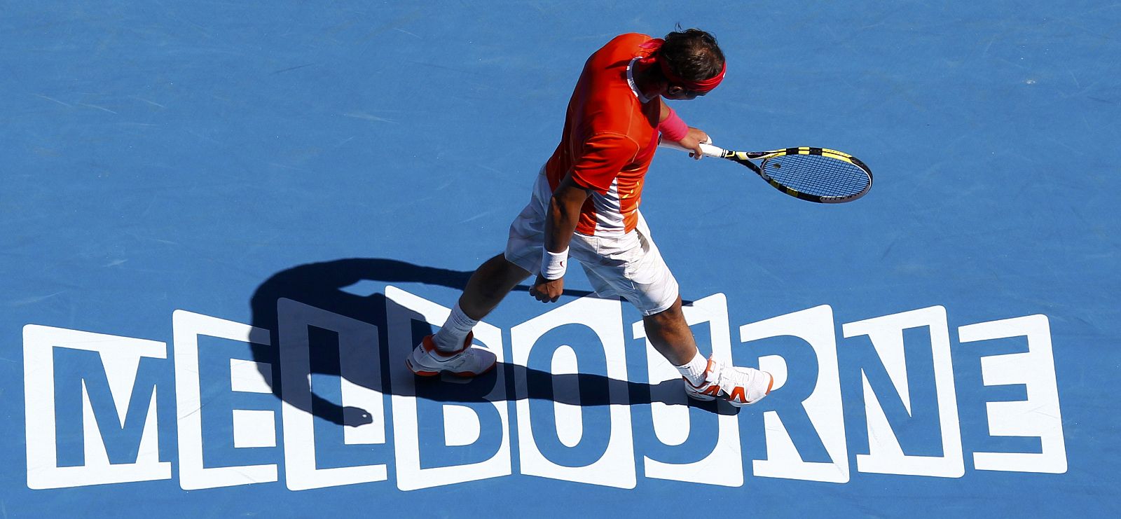 Nadal camina por la pista antes de realizar un saque en el partido contra Karlovic.