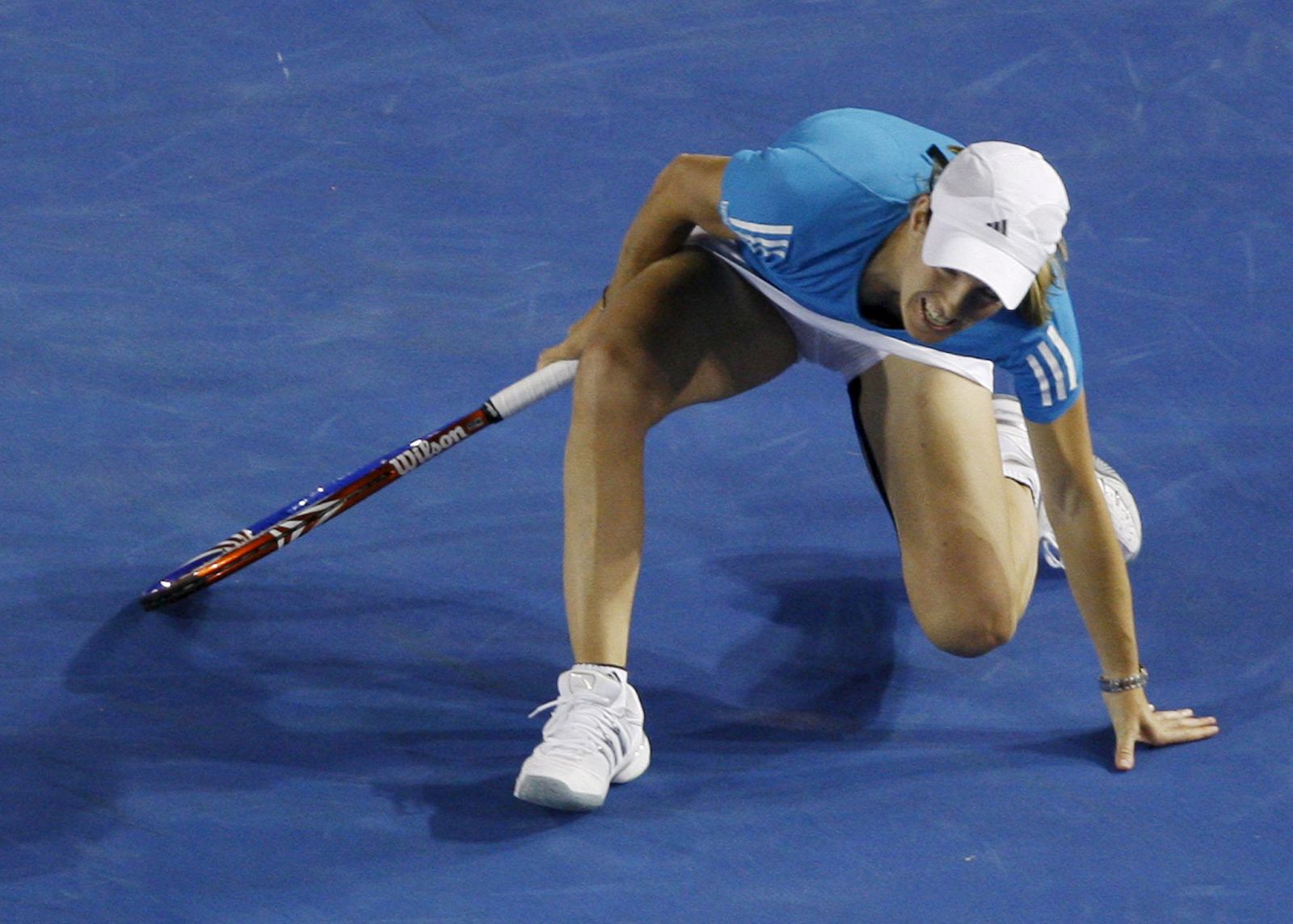 Justine Henin se levanta tras una caída en el patido contra la también belga Yanina Wickmayer.