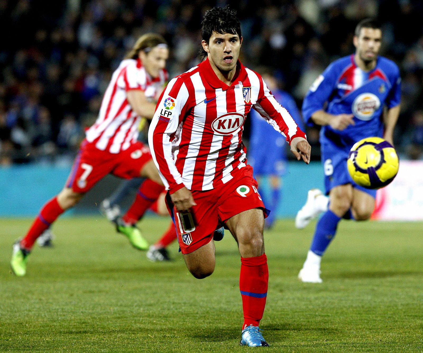 El delantero argentino del Atlético de Madrid, Sergio 'Kun' Agüero (d), corre a por el balón.