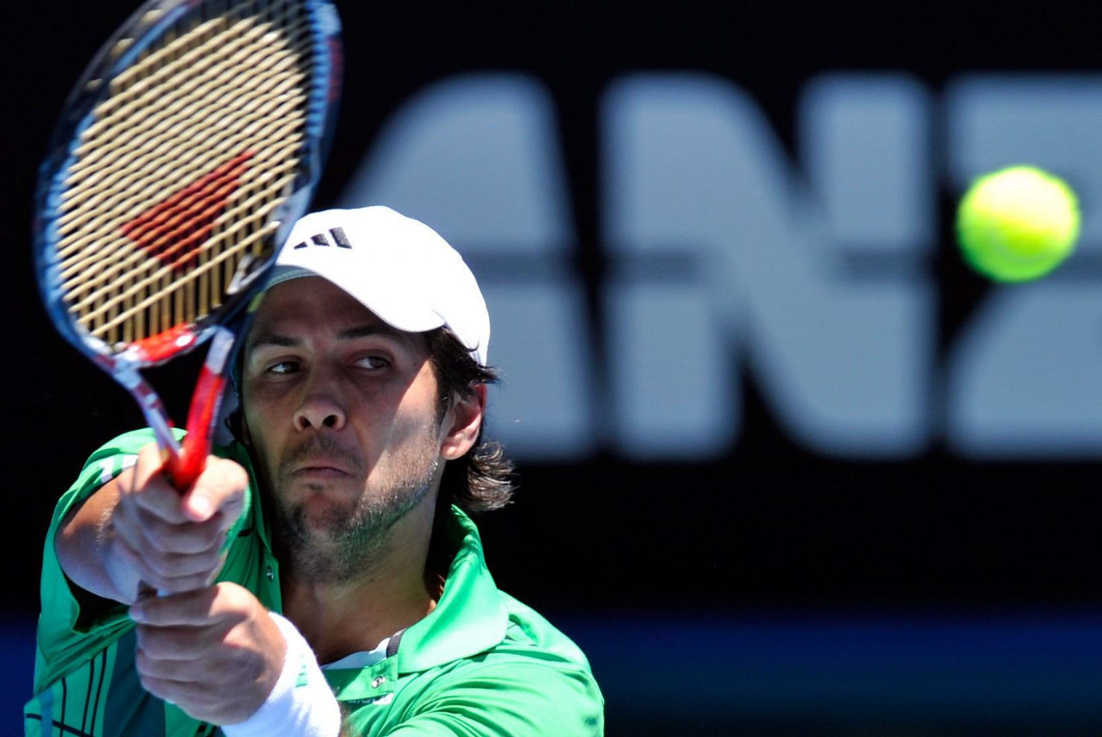 El tenista español Fernando Verdasco devuelve a la bola al ruso Nikolay Davydenko durante el partido por la cuarta ronda del abierto australiano de tenis en Melbourne (Australia).