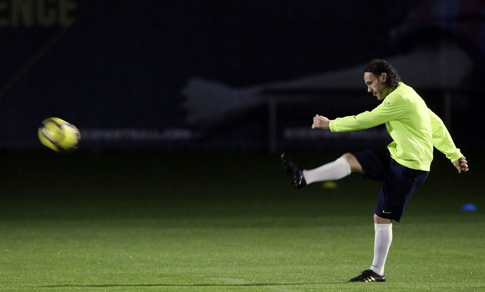 El jugador del Barcelona Gabi Milito, durante un entrenamiento del equipo.