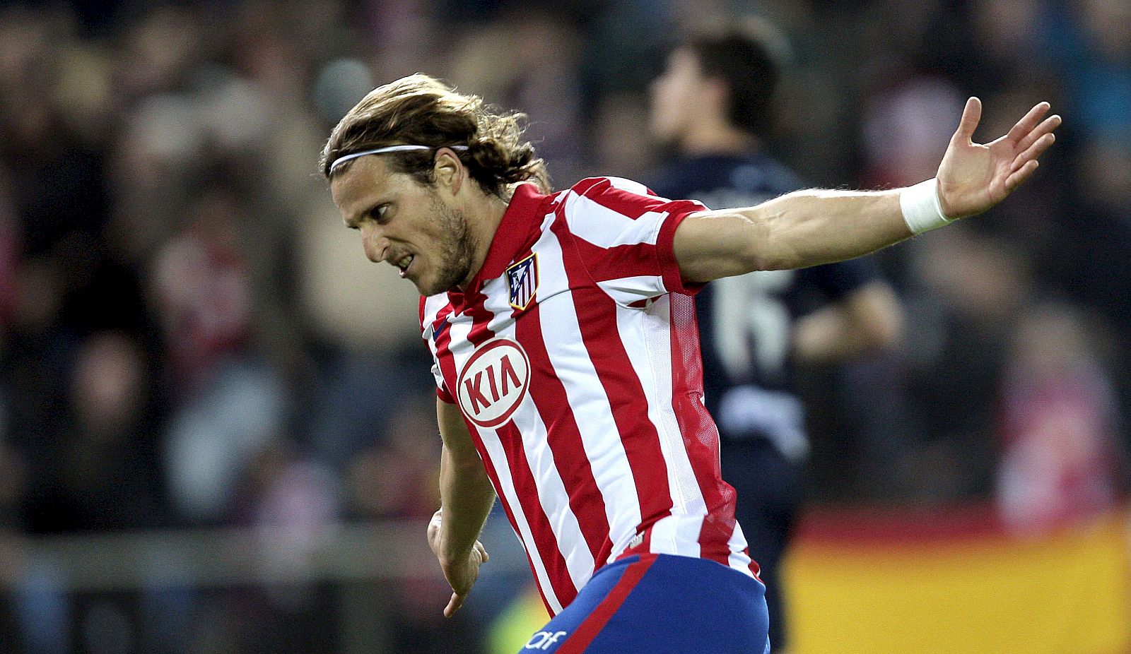 Diego Forlán celebra el primer gol de su equipo ante el Sporting de Gijón.