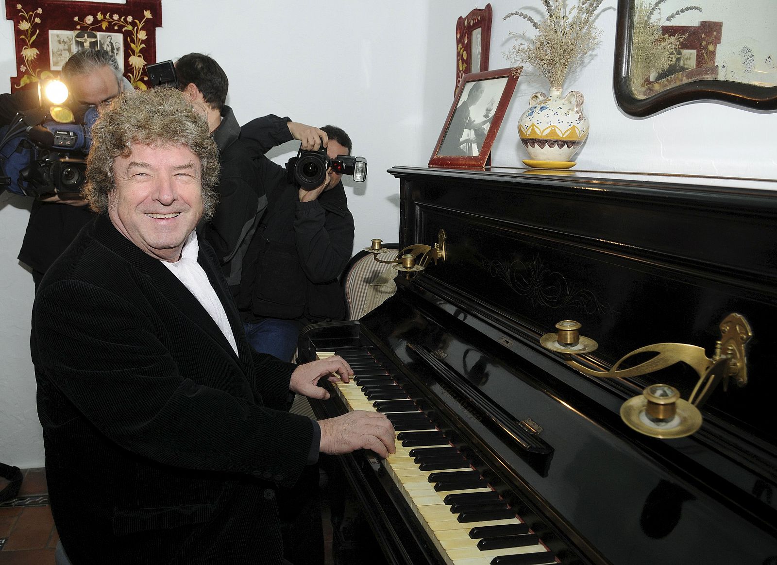 El cantaor Enrique Morente durante la presentación de su último trabajo discográfico en la casa natal de Federico García Lorca.