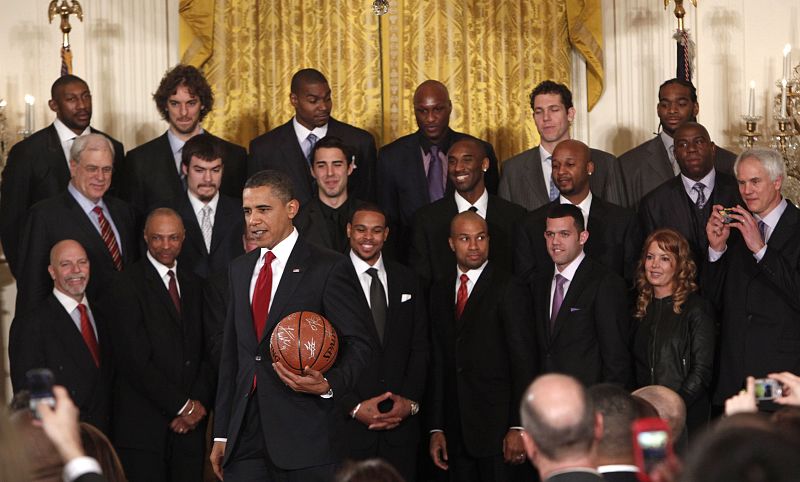 El presidente Obama con jugadores de Los Angeles Lakers