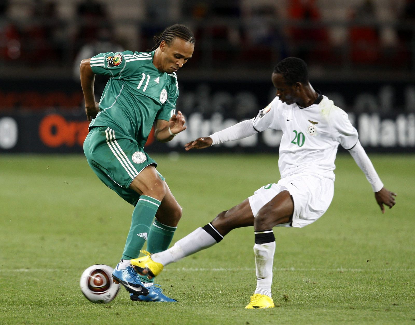 El jugador de la selección nacional de Nigeria Peter Odemwingie (i) disputa un balón con William Njobvu (d) de Zambia durante el juego de la Copa de Naciones de África.