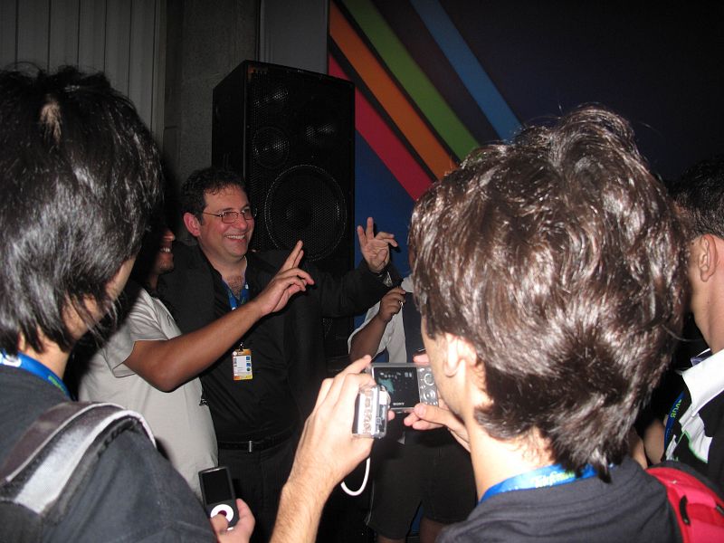 El ex hacker Kevin Mitnick, agasajado por los campuseros.